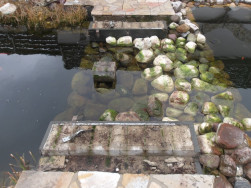 Zůžen&eacute; m&iacute;sto pro instalaci l&aacute;vky s dřevěn&yacute;m z&aacute;bradl&iacute;m