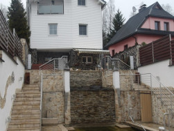 Pohled od jez&iacute;rka na vyv&yacute;&scaron;enou terasu na kter&aacute; bude instalov&aacute;na pergola s truhl&iacute;ky