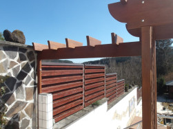 Detail ozdobně seř&iacute;znut&eacute;ho pergolov&eacute;ho r&aacute;hna