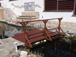 Dřevěn&aacute; l&aacute;vka byla kotvena do betonov&eacute; podlahy na z&aacute;vitov&eacute; tyče a chemickou maltu