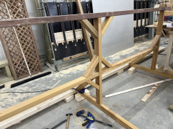 V&yacute;roba z&aacute;bradl&iacute; k l&aacute;vce ze smrkov&yacute;ch hranolů o průřezu 45 x 70 mm