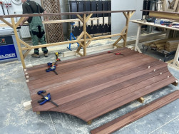 V&yacute;roba l&aacute;vky z prken Massaranduby přes zahradn&iacute; jez&iacute;rko na na&scaron;&iacute; truhl&aacute;rně