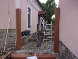Boční hranoly vstupní brána jsme do zdiva připevnili pomocí závitových tyčí a chemické malty