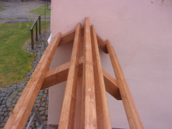 Detail dřevěné konstrukce připravené na pokládku střešních tašek