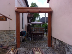 Veškeré dřevěné komponenty vstupní brány jsme ošetřili lazurou v odstínu antická pinie