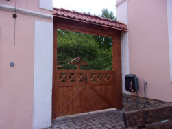 Dřevěná dvoukřídlá vstupní brána do víkendového stavení