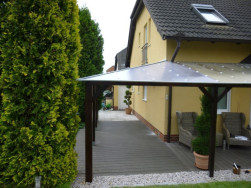 Ke kompozitn&iacute; podlaze byla přistavěna zastře&scaron;en&aacute; pergola