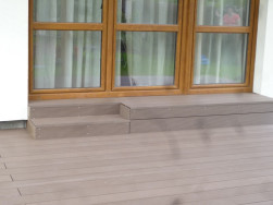 Mezi jednotliv&yacute;mi prkny kompozitu je třeba zachovat dilatačn&iacute; mezera, podlaha větr&aacute;