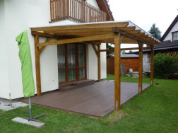 Kompozitn&iacute; podlahu jsme po obvodu ukončili li&scaron;tou ze stejn&eacute;ho materi&aacute;lua