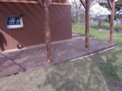 Venkovn&iacute; podlahu jsme smontovali z čokol&aacute;dově hněd&yacute;ch WPC prken