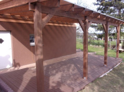 Podlahu z WPC prken jsme zastře&scaron;ili dřevěnou pergolou s polykarbon&aacute;tem