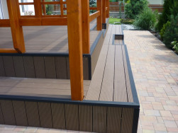 Podlaha terasy i schodů oli&scaron;tov&aacute;na hlin&iacute;kovou li&scaron;tou v tmavě hněd&eacute;m odst&iacute;nu