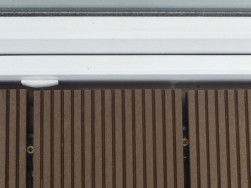 Mezi jednotliv&yacute;mi prkny z kompozitu  je třeba vytvořit dilatačn&iacute; sp&aacute;ru pro spr&aacute;vnou funkci podlahy