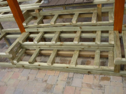 Z impregnovan&yacute;ch hranolů jsme vytvořili schody do zahrady