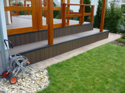 Obvod terasy z boku jsme zakončili stejn&yacute;mi prkny z kompozitu, kter&eacute; zakryly podkladn&iacute; ro&scaron;t a dodaly podlaze ucelen&yacute; a čist&yacute; vzhled