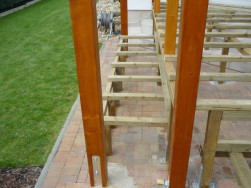 Vysok&eacute; impregnovan&eacute; hranoly jsme kotvili do podkladu na dvojit&eacute; podlahov&eacute; &uacute;chyty