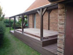 Kompozitn&iacute;mi prkny jsme obložili venkovn&iacute; v&iacute;řivku i z bočn&iacute;ch stran