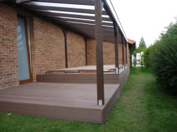 Podlahu z kompozitu jsme doplnili zastře&scaron;enou pergolou pro celoročn&iacute; už&iacute;v&aacute;n&iacute; v&iacute;řivky