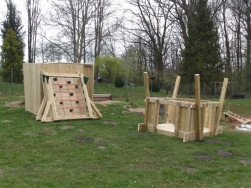 Hern&iacute; věž je sestavovan&aacute; po č&aacute;stech