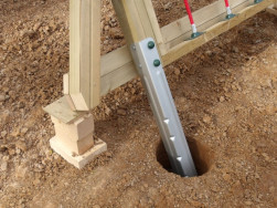 Ocelov&eacute; kotvy se připevn&iacute; k hern&iacute; věži a zapust&iacute; do podkladu