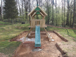 Skluzavka k t&eacute;to hern&iacute; věži nen&iacute; plastov&aacute;, ale je vyrobena z HDPE tvrzen&eacute; pěny