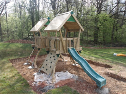 Dopadov&aacute; plocha u hern&iacute;ch věž&iacute; je ře&scaron;ena může b&yacute;t vyplněna jemn&yacute;m p&iacute;skem, kač&iacute;rkem, drcenou kůrou nebo pryžov&yacute;mi dlaždicemi.