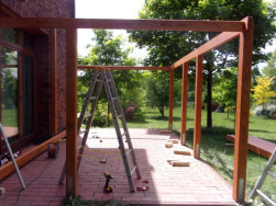 Na výrobu pergoly jsme použili lepené smrkové hranoly různě velkých průřezů