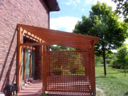 Na povrchovou úpravu pergoly jsme použili impregnaci a lazuru Tekkurila v medovém odstínu