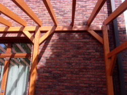 Kotvení samostatně stojící zahradní pergoly jsme kotvili na betonový dvojitý úchyt těsně ke zdi domu