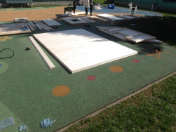 Nejprve se pod dětsk&yacute; domek sestav&iacute; ro&scaron;t a dřevěn&aacute; podlaha