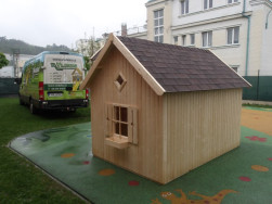 Sedlov&aacute; střecha domku je zakončena &scaron;t&iacute;tov&yacute;m lemov&aacute;n&iacute;m