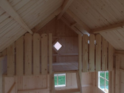 V jedn&eacute; horn&iacute; č&aacute;sti dětsk&eacute;ho domku je vyv&yacute;&scaron;en&eacute; patro na kter&eacute; děti vylezou po žebř&iacute;ku