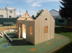 Bočn&iacute; stěny dětsk&eacute;ho domku jsou předem na truhl&aacute;rně sestaven&eacute; do jednotliv&yacute;ch panelů