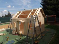 Protože je domeček dost vysok&yacute;, na mont&aacute;ž střechy je potřeba využ&iacute;t &scaron;tafle