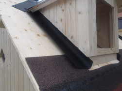 Detail precizn&iacute; pr&aacute;ce na&scaron;ich mont&eacute;rů při pokl&aacute;dce stře&scaron;n&iacute; krytiny