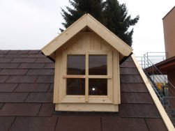 V&scaron;echna ok&eacute;nka dětsk&eacute;ho domku Marie jsou vyplněna bezpečn&yacute;m plexisklem