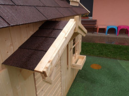 Červen&yacute;m &scaron;indelem je pokryt&aacute; i &uacute;zk&aacute; stř&iacute;&scaron;ka nad dveřmi