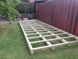 Chatu Freddy jsme montovali na dvojit&yacute; podlahov&yacute; ro&scaron;t z impregnovan&eacute; borovice