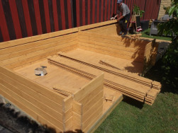 Obvodov&eacute; stěny chaty jsou sestaveny z 28 mm siln&yacute;ch stěnovnic ze smrkov&eacute;ho dřevase