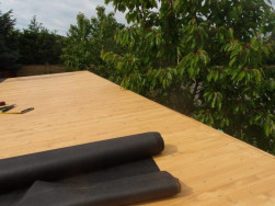 Na stře&scaron;n&iacute; palubkov&yacute; z&aacute;klop nejprve polož&iacute;me izolačn&iacute; p&aacute;s Ondutiss Strong