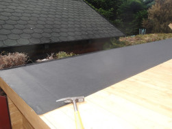 Po připevněn&iacute; podkladov&eacute;ho p&aacute;su polož&iacute; na&scaron;i mont&aacute;žn&iacute;ci asfaltov&iacute; &scaron;indel