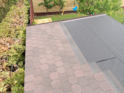 Asfaltov&yacute; &scaron;indel byl vybr&aacute;n ve tvaru bobrovka v hněd&eacute; barvě