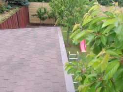 Okraj střechy zakončen na třech stran&aacute;ch okapnic&iacute;, zadn&iacute; č&aacute;st střechy ukončena okapov&yacute;m setem