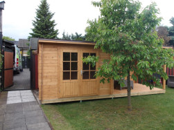 Chata Freddy je bez oken, m&aacute; pouze ze dvou třetin prosklen&eacute; dvoukř&iacute;dl&eacute; dveře