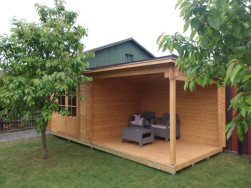 Zahradn&iacute; chata je složena z jedn&eacute; uzavřen&eacute; m&iacute;stnosti a stejně velk&yacute; zastře&scaron;en&yacute; př&iacute;stře&scaron;ek pro pohodln&eacute; grilov&aacute;n&iacute;