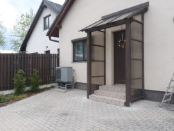 Př&iacute;stře&scaron;ek nad dveře jsme doplnili postrann&iacute;mi z&aacute;stěnami vyplněn&yacute;mi polykarbon&aacute;tem kouřov&eacute; barvy