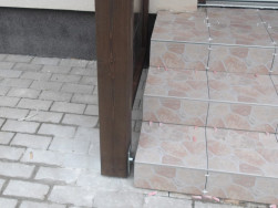 Konstrukci z&aacute;stěn jsme kotvili do dlažby na ocelov&eacute; patky Y s roxorem