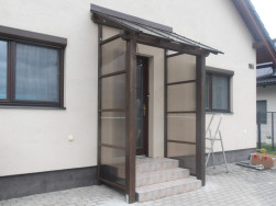 Vysp&aacute;dovanou pultovou střechu jsme u stěny domu těsnili hněd&yacute;m plechem