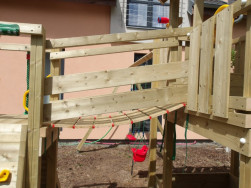 Věž Palace a Bridge modul jsou spojeny dřevěnou lávkou