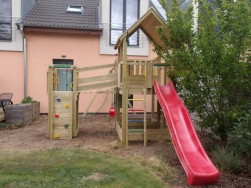 Dětská herní věž je doplněna dlouhou skluzavkou v červené barvě. Skluzavku lze připojit na vodu